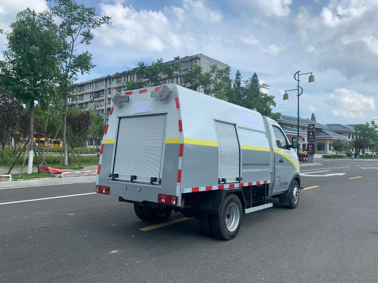 東風(fēng)2方純電動路面養(yǎng)護(hù)車