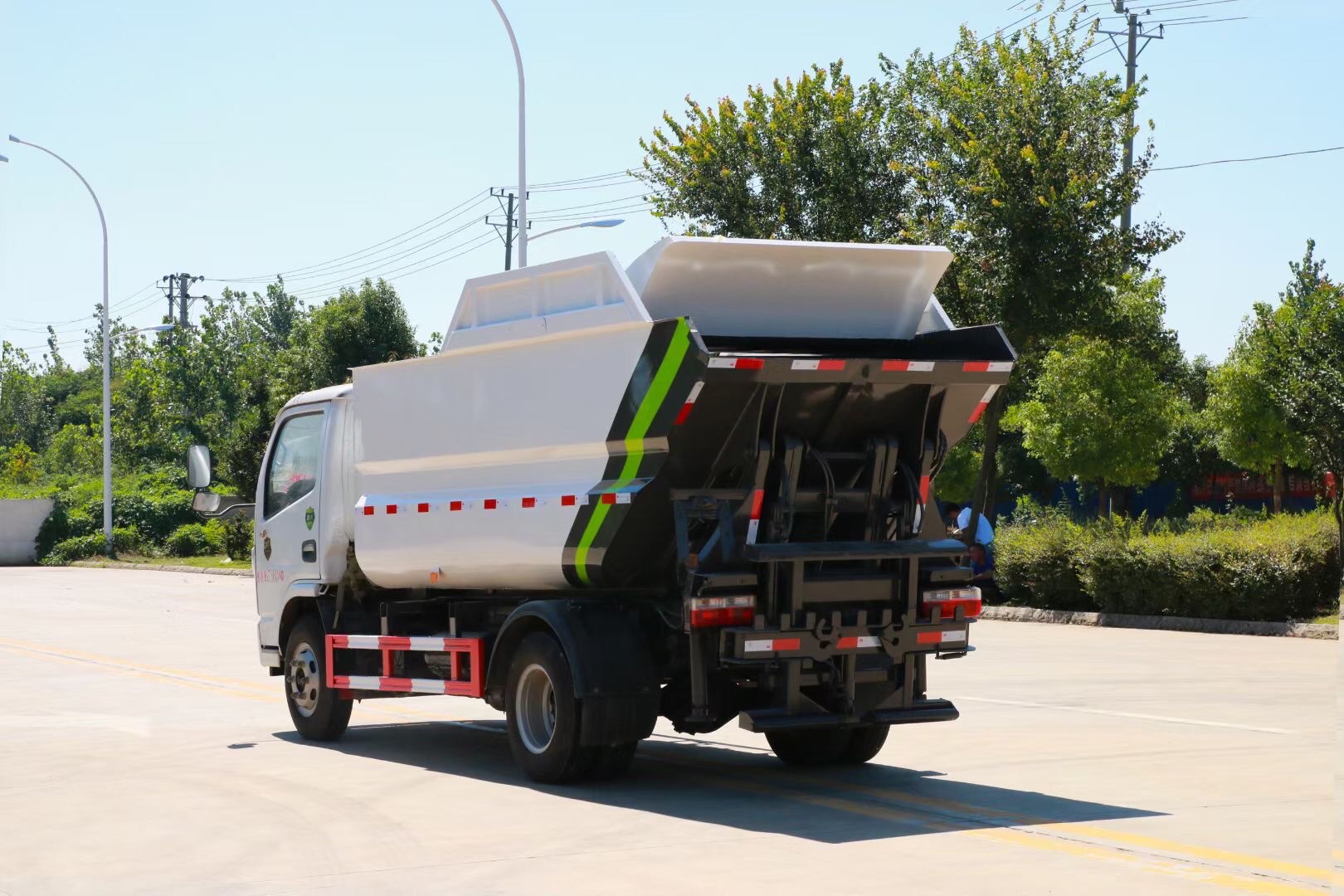 東風(fēng)小多利卡無(wú)泄漏后掛桶垃圾車(chē)