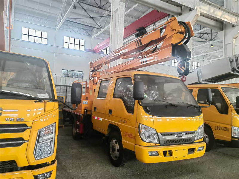 國六福田雙排13.5米折臂高空作業(yè)車